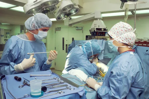 Операция на клапане аорты без разрезов грудной клетки: первая в мире операция прошла в России