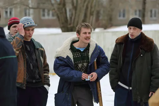 Пацаны в сериале не застегивают куртки, но на пробежке зимой нужно защищать шею