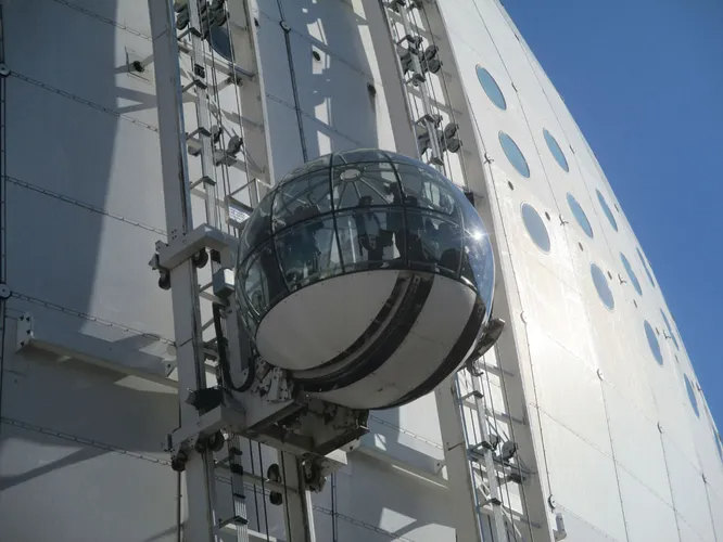 Шар Эрикссона в Стокгольме - самое большое в мире здание в форме полусферы. Снаружи установлены рельсы, по которым перемещаются два прозрачных лифта-гондолы SkyView вместимостью 16 человек. Путешествие на вершину занимает около 20 минут. Зачем туда вообще подниматься? Чтобы посмотреть на столицу Швеции с высоты 130 метров, зачем же еще.
