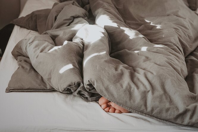 Душ, теплые носки и еще 3 способа защитить себя от комаров ночью