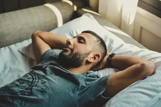 Избавьтесь от привычки долго лежать по утрам: эксперты рассказали, почему вставать с постели нужно сразу