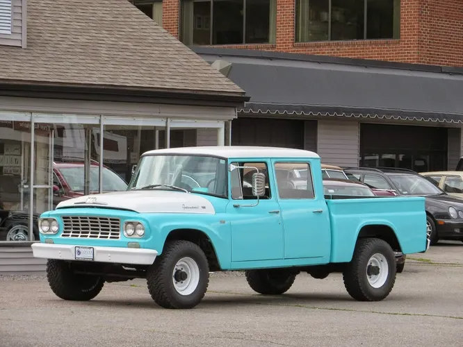 International Harvester Travelette первый пикап с двойным рядом сидений, 1957 год. Сегодня подобным дизайном кабины никого не удивить, но ранние грузовички были исключительно двух- или трёхместными. Travelette стал первым пикапом с тремя, а затем четырьмя дверями и был рассчитан на шесть пассажиров.