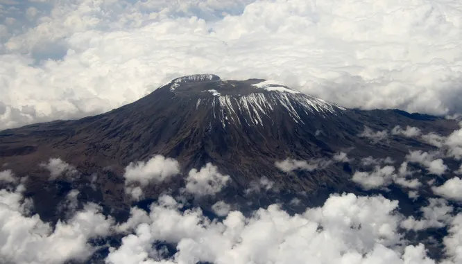 Килиманджаро - высочайший вулкан Африки, возвышающийся над континентом на 5895 метров. Последнее извержение происходило около двухсот лет назад, но по некоторым данным, новое не за горами.