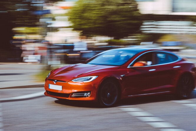 Неуправляемая Tesla разогналась до 198 км/ч и убила двух человек: ЧП попало на записи камер Неуправляемая Tesla разогналась до 198 км/ч и убила двух человек: ЧП попало на записи камер
