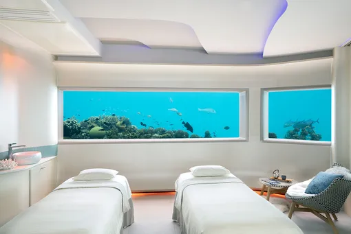 Lime Spa st Huvafen Fushi — пятизвездочный отель с роскошными удобствами, поэтому цены здесь соответствующие. Комплекс расположен на глубине 9 м. И из номеров отеля открывается захватывающий вид на коралловый риф.