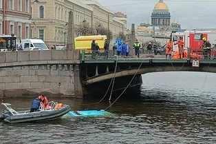 Пассажирский автобус рухнул в реку в Петербурге: люди оказались в ловушке