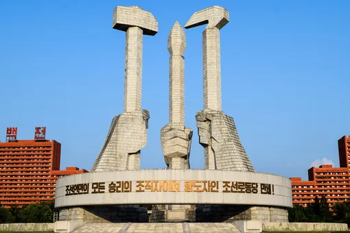 «Символ западного империализма»: северокорейское ТВ заблюрило джинсы на ведущем шоу о садоводстве