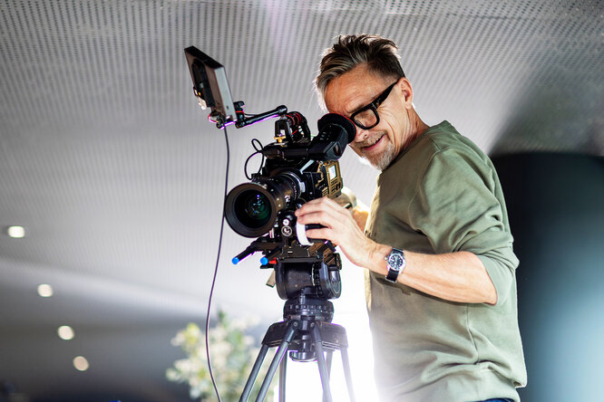 Что делает кинооператор, кроме того, что стоит с камерой? И почему это одна из самых тяжелых профессий в кино?