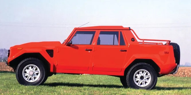 1986 Lamborghini LM002. Странная попытка компании, производящей спорткары, сыграть на поле военных внедорожников. При этом монстр был оснащён спортивным двигателем от Countach.
