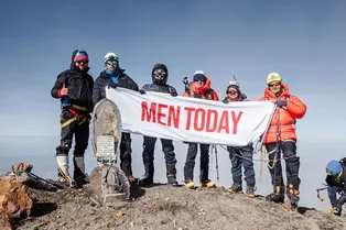 Флаг Men Today поднят на высочайшем вулкане Северной Америки Пико де Орисаба
