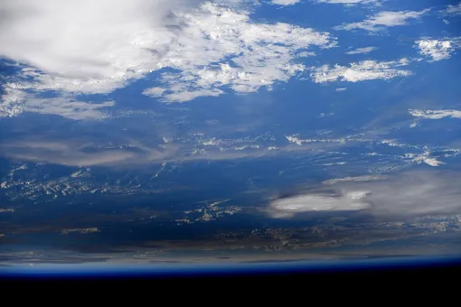 Тень луны, бегущая по Земле. Фото Джессики Мейр с борта МКС
