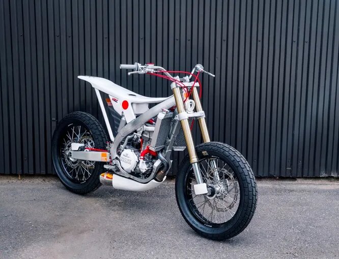 Marcus Moto Design. Шведская компания, базируется в Стокгольме. Идеальный пример минималистического кастома. На снимке Honda CRF450 в исполнении шефа Marcus Moto Design Маркуса Карлссона.