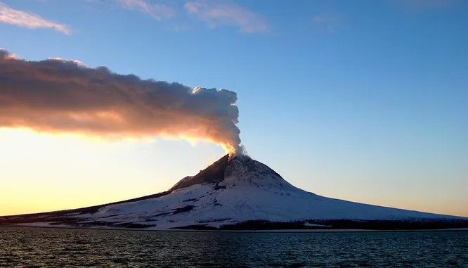 Августин   один из цепи вулканов, расположенных на Аляске, возрастом в 1600 лет. Многократно извергался, последний раз   в 2006 году. Предыдущим извержением 1993 года уничтожил посёлок, располагавшийся на склоне. 