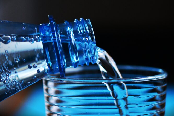 Вредно ли пить воду во время еды? Отвечает диетолог