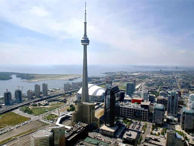 Лифты 553-метровой телебашни Си-Эн Тауэр (Торонто, Канада), самого высокого отдельно стоящего здания в Западном полушарии, развивают скорость 6 м/сек( 21,6 км/час). Они движутся по наружной стене сооружения и оборудованы стеклянной стеной, позволяющей любоваться видами.