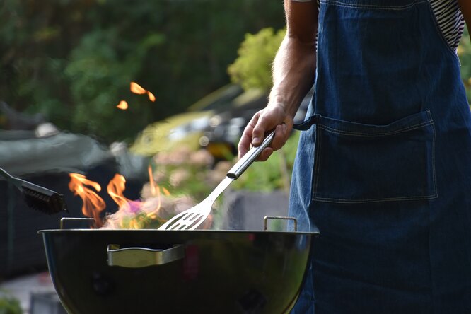 Как защититься от канцерогенов, готовя мясо на открытом огне?