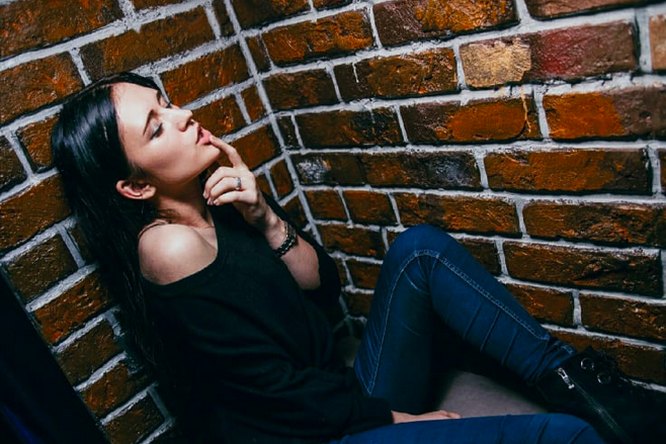 «Сидя на кровати, зарабатываю 1500 долларов в месяц»: исповедь вебкам-модели