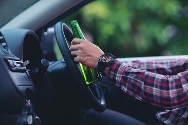 Теперь автомобилисты могут пить алкоголь прямо в машине: Верховный суд разъяснил, как работает новый закон