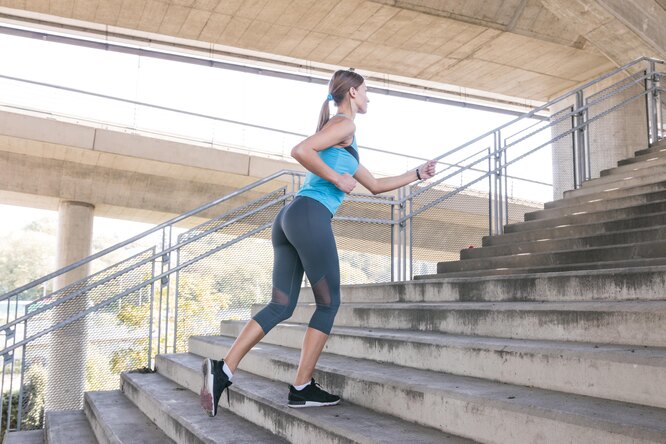 Упражнения на ступеньках лестницы принесут результат, но лишь в случае, если вы соблюдаете диету и ведете здоровый образ жизни