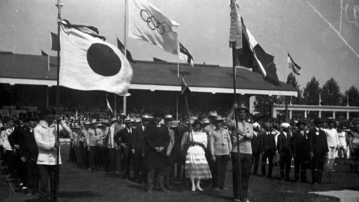 Олимпийские игры 1920 года в Антверпене, где впервые был представлен олимпийский флаг с пятью кольцами. Считается, что пять колец олицетворяют континенты, принимающие участие в олимпийском движении: Европа, Азия, Америка, Африка и Океания с Австралией. Белый фон означает мирное время проведения Олимпиад.