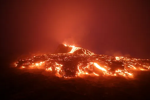 Туристы забираются на извергающийся вулкан в Исландии рискуя жизнью