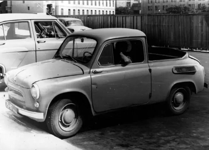 1963 год, пикап ЗАЗ-965П. Машина разработана на базе ЗАЗ-965А в качестве внутризаводского автомобиля. Мини-пикапы использовались для перемещения комплектующих из одного цеха в другой. А фермерам бы понравилось!
