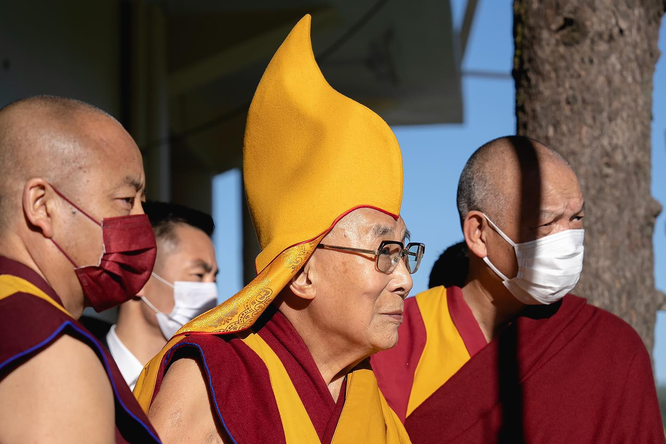 87-летний Далай-лама извинился за поцелуй с ребенком