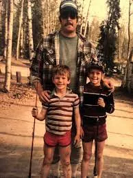 Крис Пратт в детстве (слева) с отцом и братом
