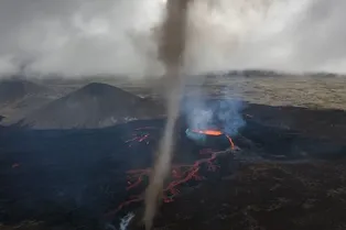 Извержение вулкана в Исландии вызвало торнадо: посмотрите на эти атмосферные кадры