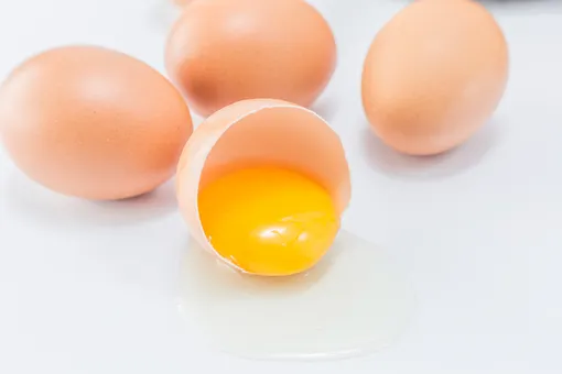 Почему нельзя класть яйца в кипящую воду