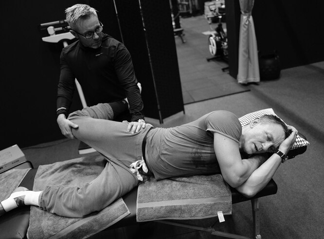Тренировки Дэниела Крейга завершались упражнениями, направленными на восстановление. Например, для уменьшения болей в спине и плечах актер использовал массажный ролик, для разработки рук — эластичные ленты, а для расслабления ног перкуссионный массаж.