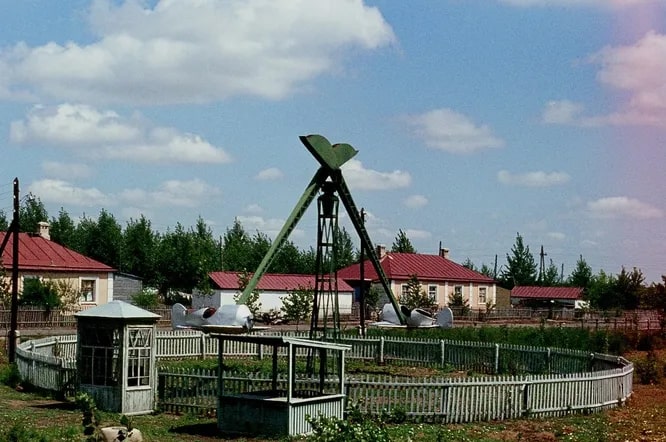 «Виражные самолеты» - первый аттракцион с подъемным вращением. Он представлял собой два двухместных «самолета», закрепленных на стрелах. Благодаря силе тяги самолеты вращались вокруг колонны, при этом меняя высоту полета. 1964 год, совхоз «Красное», Краснодарский край.