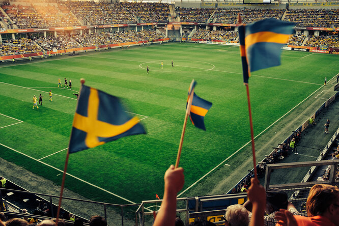 В Швеции болельщиков вернули на стадионы — впервые футболистов больше, чем фанатов