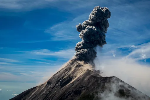 Как устроен вулкан, какими бомбами он стреляет и можно ли предсказать его извержение: проверьте свои знания геологии