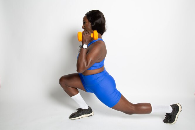 Упражнение выпад вперед на месте нагружает ягодичные мышцы и переднюю поверхность бедра лучше, чем приседания и становая тяга
