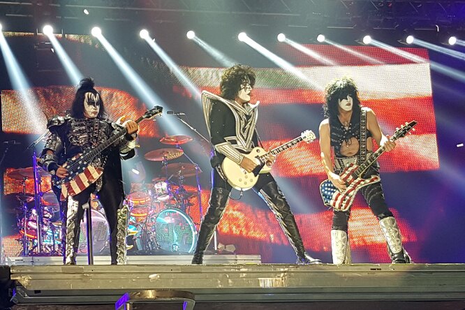 Netflix снимет байопик о рок-группе Kiss Netflix снимет байопик о рок-группе Kiss