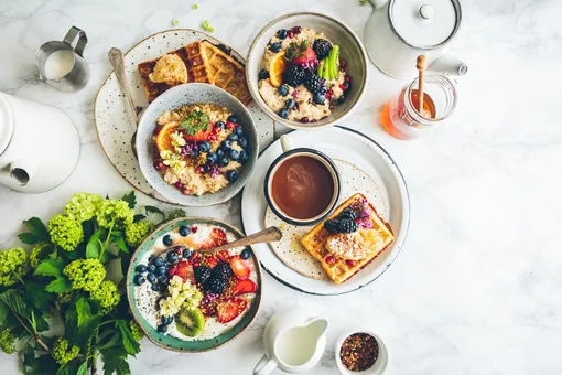 Никакой овсянки: 8 отличных идей для вкусного и сытного домашнего завтрака