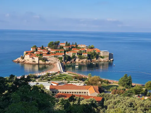 На острове Святой Стефан расположены самые дорогие отели в Черногории
