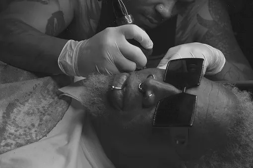 «Нужно было его отговорить»: Деннис Родман набил татуировку со своей девушкой на лице