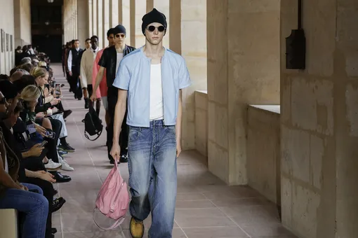 Широкие, вареные, с карманами: как выглядят самые модные мужские джинсы на весну 2024