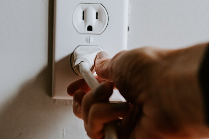 Что будет если соединить две розетки вилками