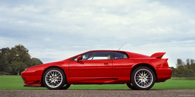 1996 год, Lotus Esprit V8. 350-сильная машина для настоящего Джеймса Бонда.