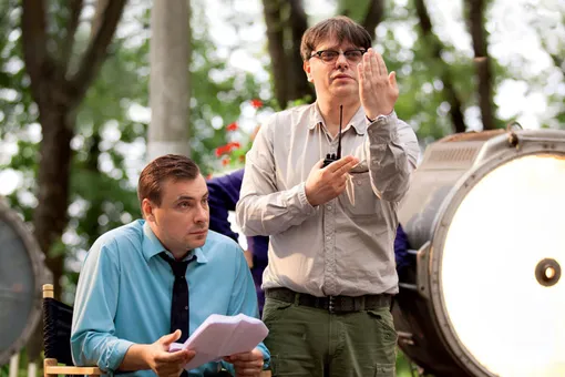 Валерий Тодоровский (справа) на съёмках сериала «Оттепель»