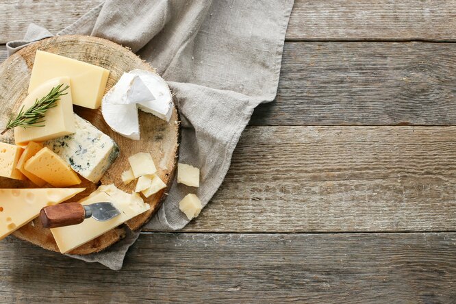 Почему есть сыр с плесенью можно, а заплесневелый хлеб — нет?