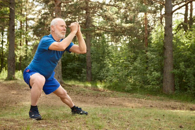 Физкультура в старшем возрасте характеризуется отсутствием интенсивных нагрузок и небольшой продолжительностью тренировок. Поддержать состояние опорно-двигательного аппарата можно с помощью дыхательной гимнастики и упражнений на растяжку.