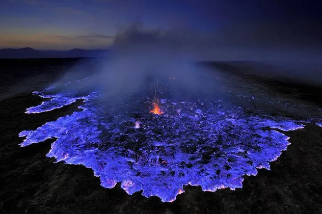 Иджен   вулкан с синей лавой 