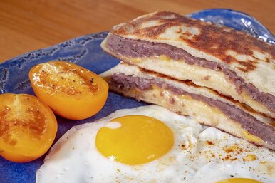 Нетипичная яичница: как быстро приготовить сытный и вкусный завтрак