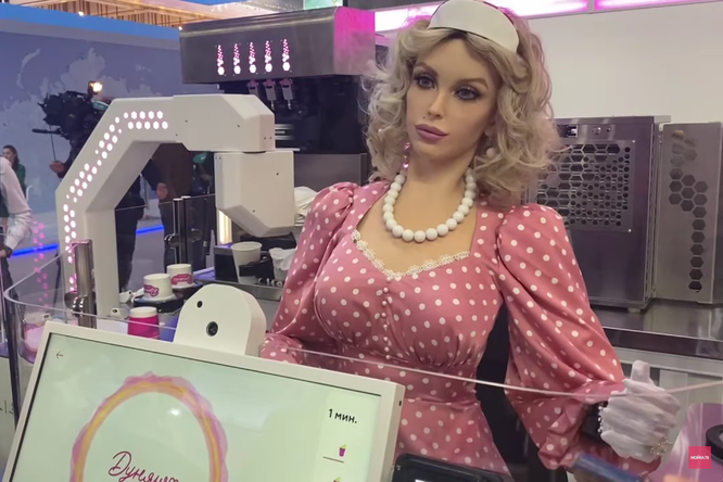 Робот Дуняша с модельной внешностью и фейковой грудью пофлиртовала с посетителями Петербургского экономического форума