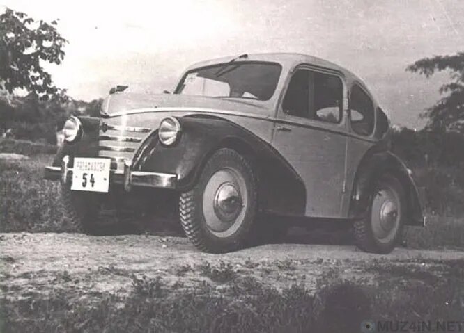На снимке   Pente 500, «венгерский фольксваген жук», как его позиционировала компания Weiss Manfr d Steel Works, крупный конгломерат, после войны решивший начать производство автомобилей. Автомобиль представили в 1947 году, но годом позже правительство национализировало венгерскую промышленность, и производство Pente так и не начали. 
