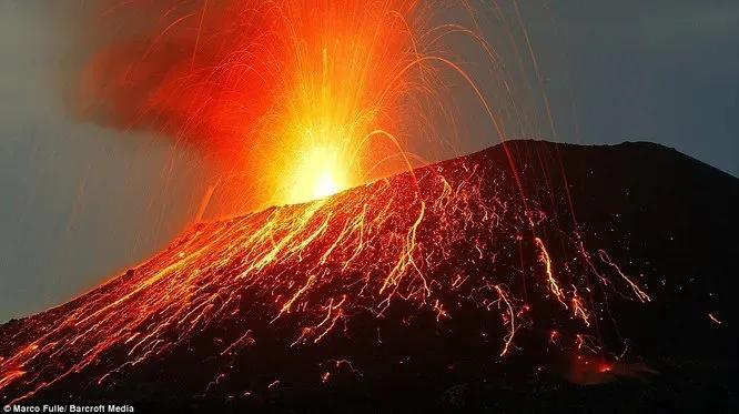 Килауэа расположен Гавайях и претендует на титул самого активного вулкана планеты. Последнее извержение случилось 3 января 1983 года, но сейчас гора находится в фазе интенсивной активности и готовится к новому выбросу.